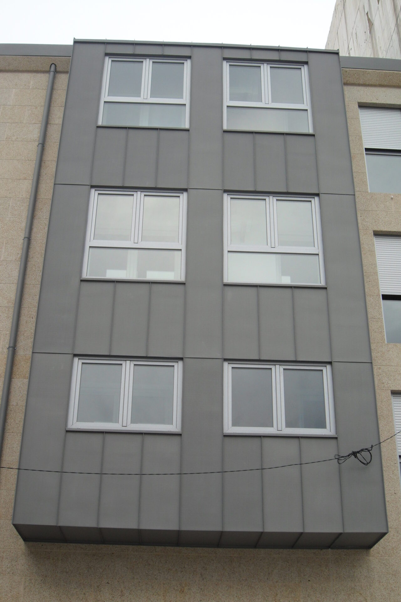 Fachada edificio de viviendas en A Estrada, Pontevedra
