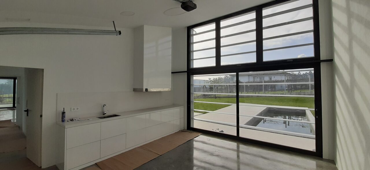 Detalle cocina casa Guimarei, estudio arquitectura en A Estrada